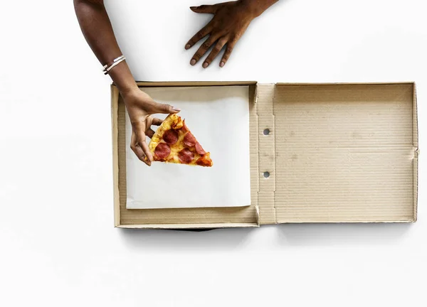 Weibliche Hand hält Pizza — Stockfoto