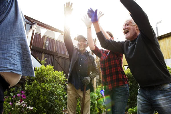 Menschen, die gemeinsam im Hinterhof gärtnern — Stockfoto