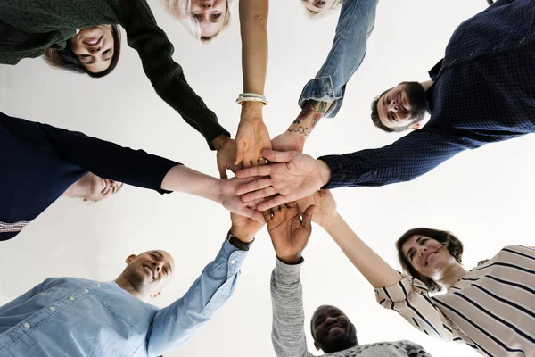 Diversidade pessoas em círculo mãos juntas — Fotografia de Stock