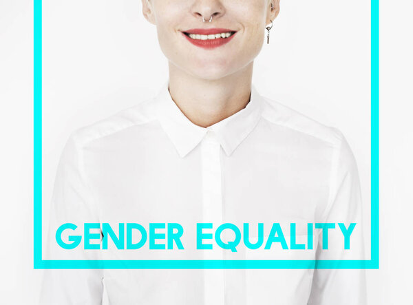 Молодая женщина в белой рубашке
