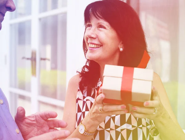 Frau hält eine Schachtel mit Geschenken — Stockfoto