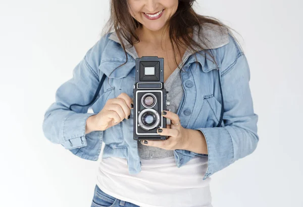 Mulher segurando câmera — Fotografia de Stock