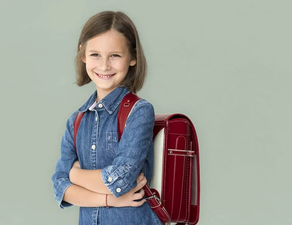 Menina vestindo jeans e mochila — Fotografia de Stock