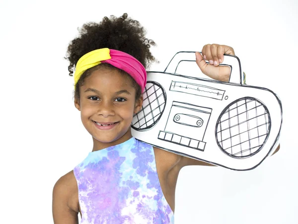 Dívka hospodářství Papercraft rádio — Stock fotografie
