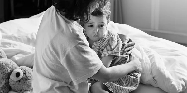 Matka utěšující malého chlapce — Stock fotografie