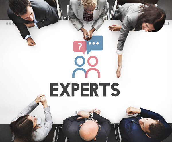 Деловые люди за столом
