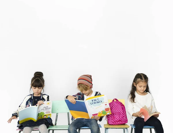 Crianças da escola sentadas em cadeiras — Fotografia de Stock