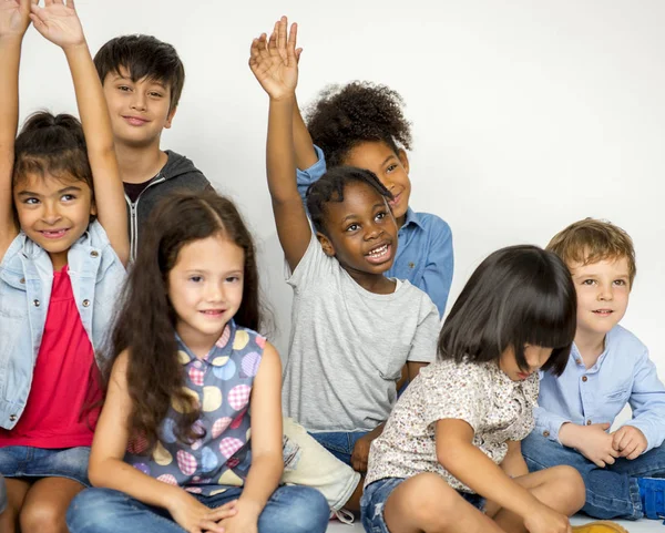 Schoolkinderen verhogen handen — Stockfoto