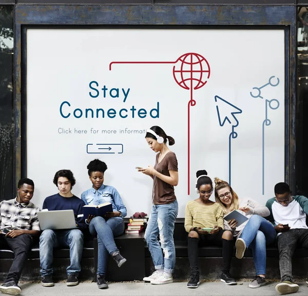 Junge Studenten stehen in der Nähe von Plakaten — Stockfoto