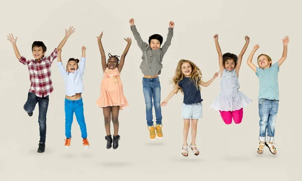 Bambini che saltano insieme — Foto Stock
