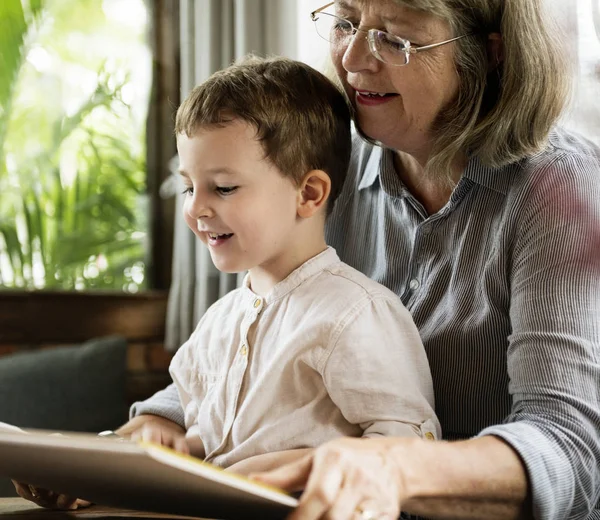 Oma en kleinzoon leesboek — Stockfoto