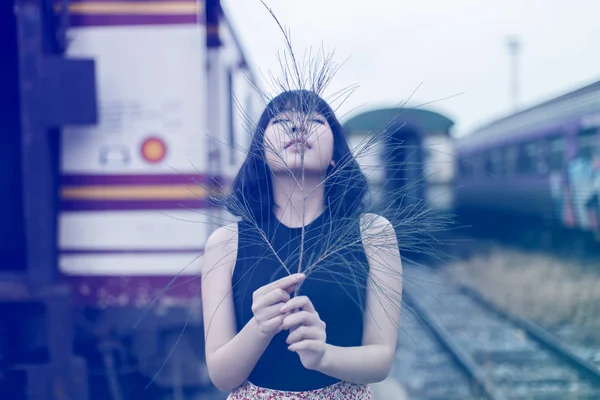 Asiatin steht am Bahnhof — Stockfoto