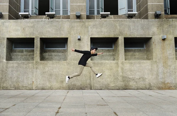 Homem pulando na rua — Fotografia de Stock