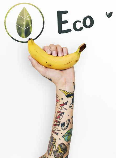 Personne tatouée tenant une banane . — Photo