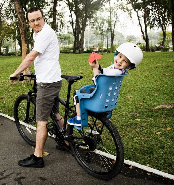 家庭在公园里骑自行车 — 图库照片