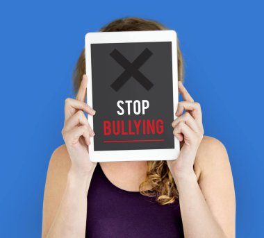 Dijital tablet kapsayan yüz tutan kadın 