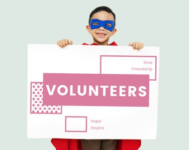 kostüm süper kahraman çocukta afişini tutar 