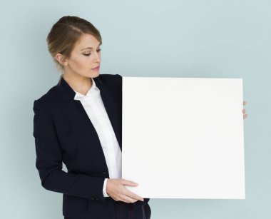 İş kadını afişini tutar 