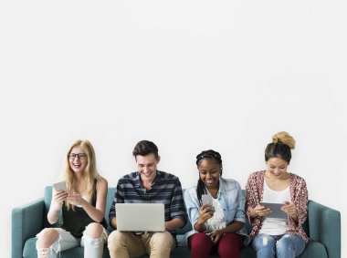 Dijital cihazlar kullanan öğrenciler