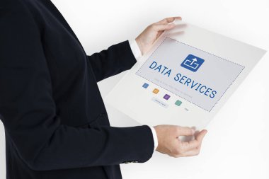 İşadamı cam afişini tutar 