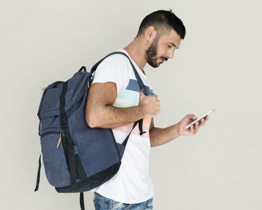 adam akıllı telefon kullanma sırt çantası ile