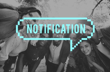 Kameraya bakarak çok ırklı arkadaşlar