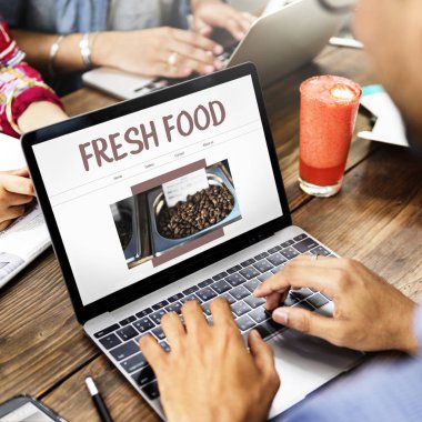 dizüstü bilgisayar kullanan adam resmini kırpılmış