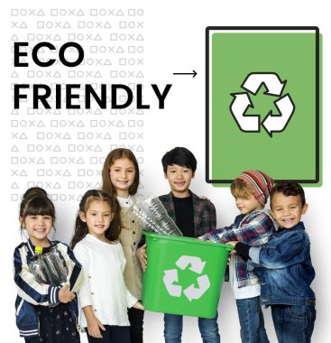 geri dönüşüm kutusu ile çocuk