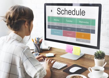 bilgisayar ile çalışan kadın