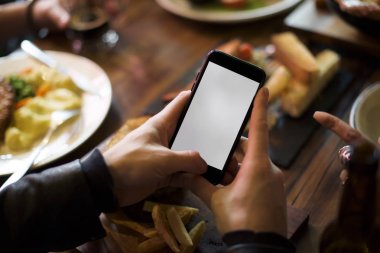 Eller üstünde hareket eden telefon fotoğraf yapma