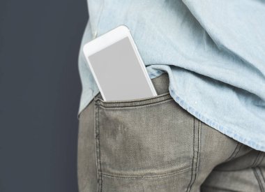 erkek kot pantolon cebinde Smartphone