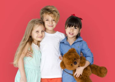 Çocuklar birlikte sarılma