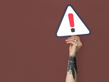 Uyarı işareti tutan adam