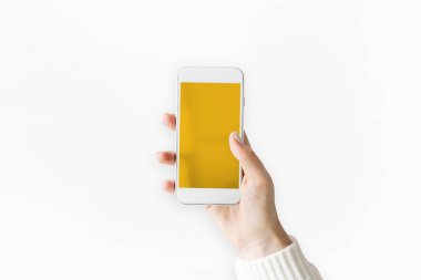 El ele tutuşan cep telefonu