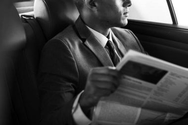 İşadamı okuma gazete arabanın içinden