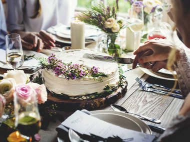 Gelin ve damat pasta kesiyor. 