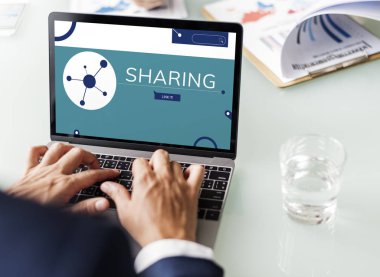 Bilgisayarla çalışan bir iş adamı