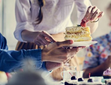 Çay partisi üzerinde toplama arkadaşlar