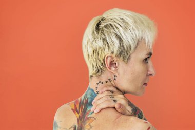 çıplak göğüslü sarışın kadın