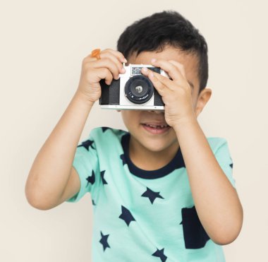 küçük çocuk alarak resim