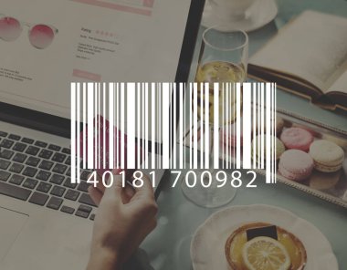 Masada dizüstü bilgisayar kullanan kadın