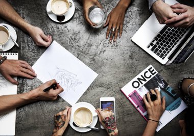 projede çalışan tasarımcıları 