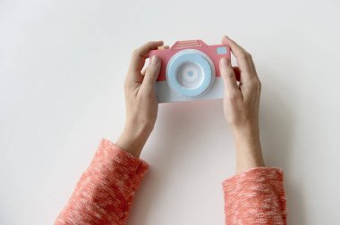 Kişi Holding Papercraft kamera