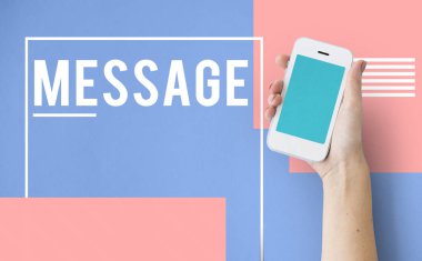 Akıllı telefon tutan kadın