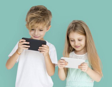 akıllı telefonlar kullanan arkadaşlar