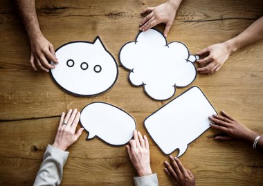 Tablo üzerinde insanların çeşitlilik eller