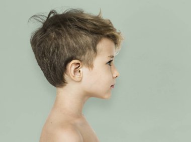 Çıplak göğüs ile küçük çocuk