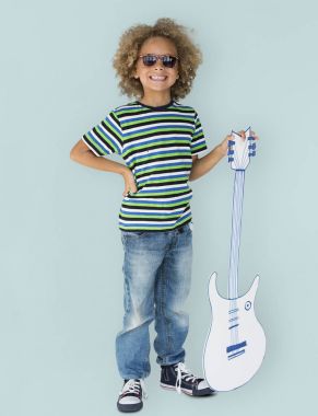 Kağıt gitar ile küçük çocuk
