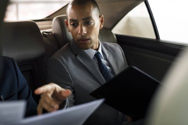 İş erkekler rapor hakkında konuşmak 