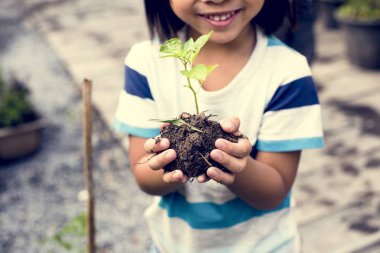 Çocuk bitki tutuyor 